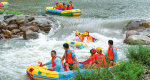 夏日登呂梁 賞山河勝景夏日登呂梁，覽高山之巍峨，觀(guān)大河之奔騰，品一杯美酒佳釀，讀一部英雄傳奇。來(lái)這里，盡情地游目騁懷于山水之間。